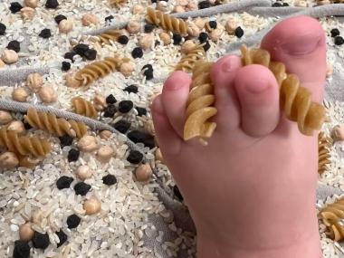 Barn med pasta mellem tæerne